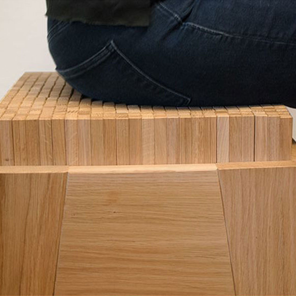 Ergonomischer Massivholz Hocker 'Brick by Brick' | Sitzfläche aus 576 dynamische Stifte | B 42 x T 42 x H 44 cm | metallfrei | in Esche, Ahorn, Zirbe, Eiche oder Nuss | Made in Austria