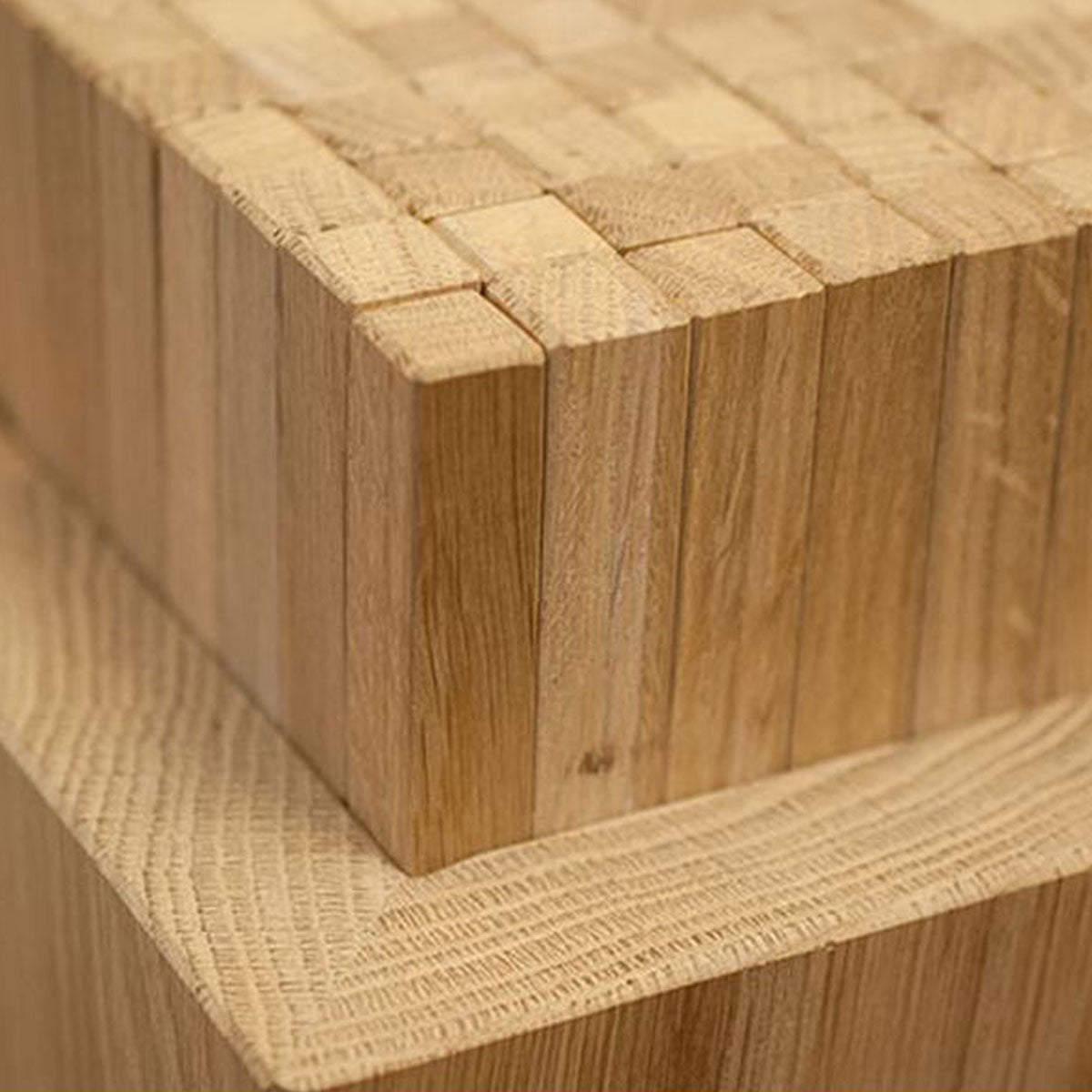 Ergonomischer Massivholz Hocker 'Brick by Brick' | Sitzfläche aus 576 dynamische Stifte | B 42 x T 42 x H 44 cm | metallfrei | in Esche, Ahorn, Zirbe, Eiche oder Nuss | Made in Austria