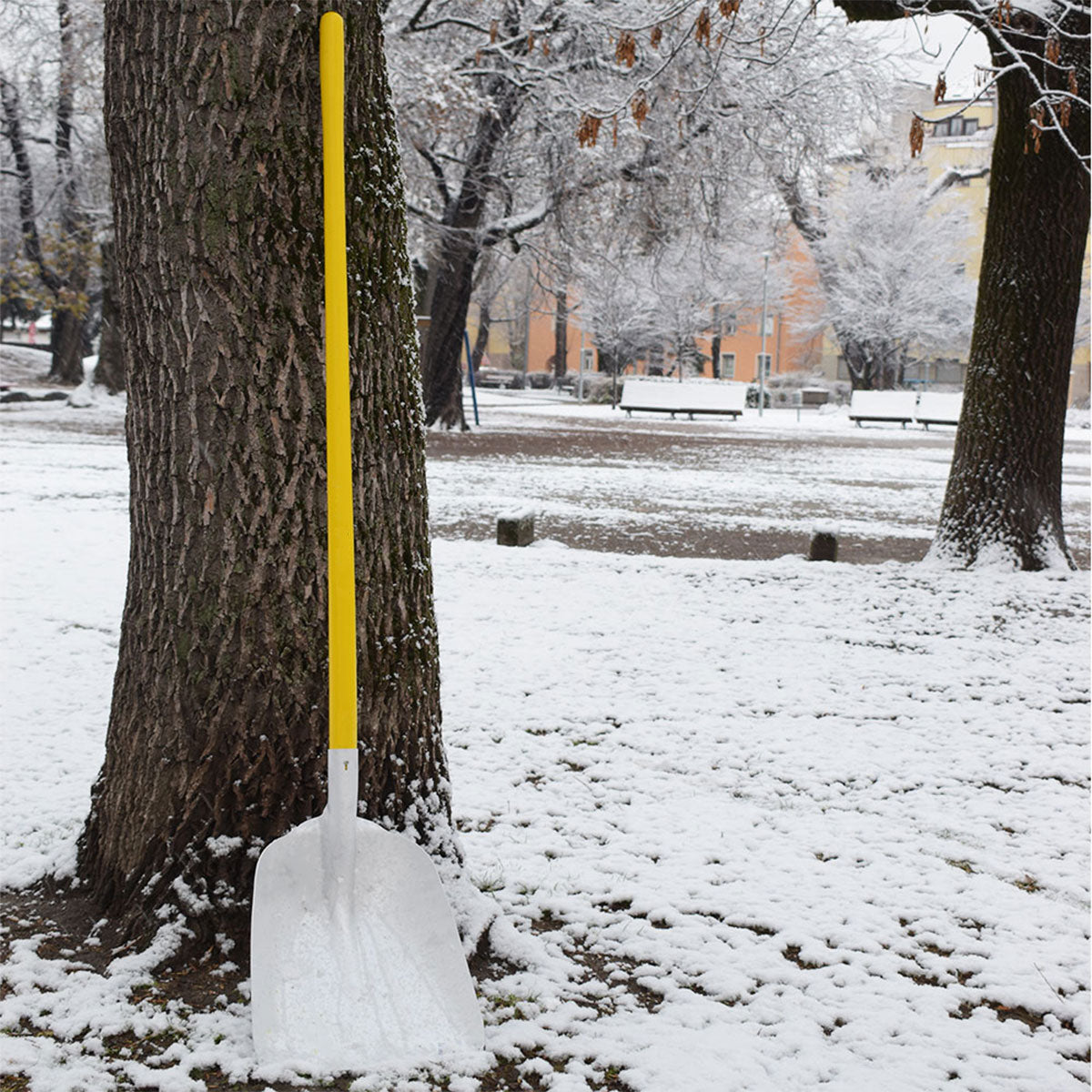 Universal Schneeschaufel/Schaufel mit 140 cm Leichtholzstiel | schneeabweisende Speziallegierung | Blattbreite: 33 cm | Gewicht: 1,83 kg - Made in Austria