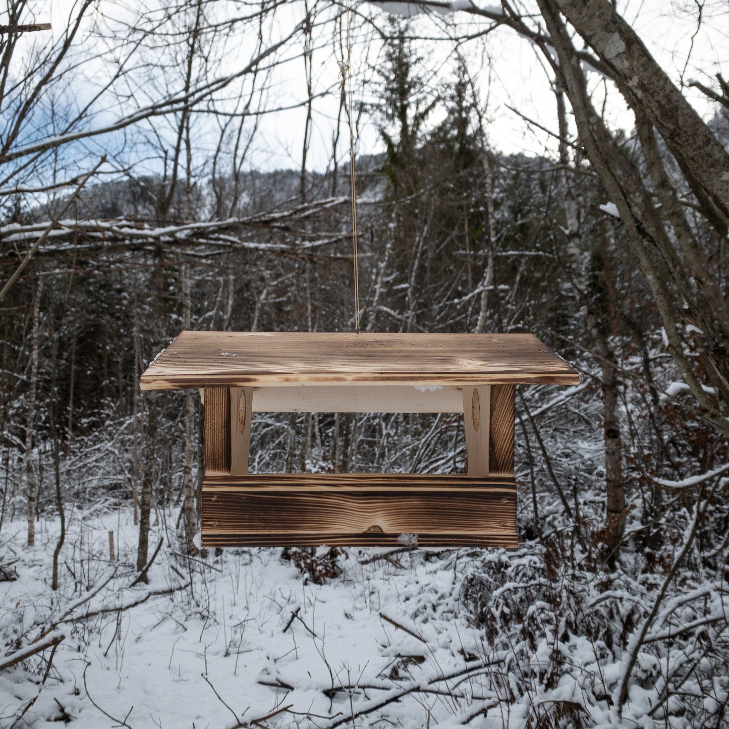 Vogelfutterhaus im schlichten Design aus gebrannter Fichte