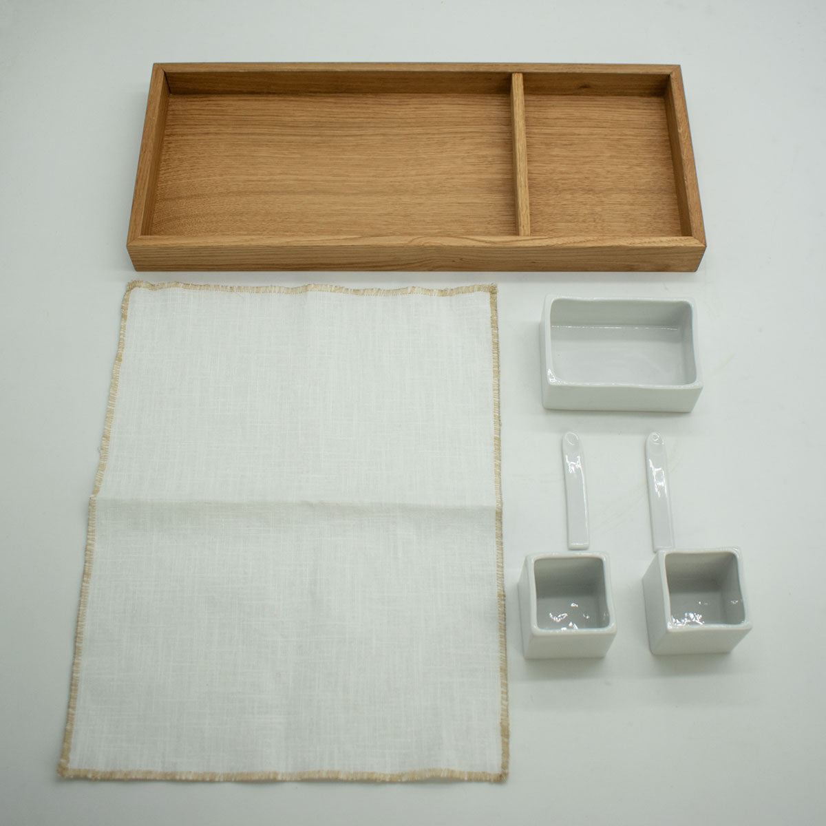 Porzellanschalen Set mit Tableau aus Eiche in verschiedenen Farbtönen für den Tisch | 3 x Gefäße, 2 x Löffel, 1 x Tuch und 1 x Tableau | Made in Germany