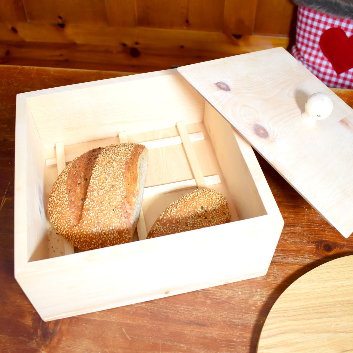 Brotkasten '4betterbread' | Zirbenholz | L 29 x B 29 x H 18 cm | inkl. Einlegegitter | Handgemacht in Österreich