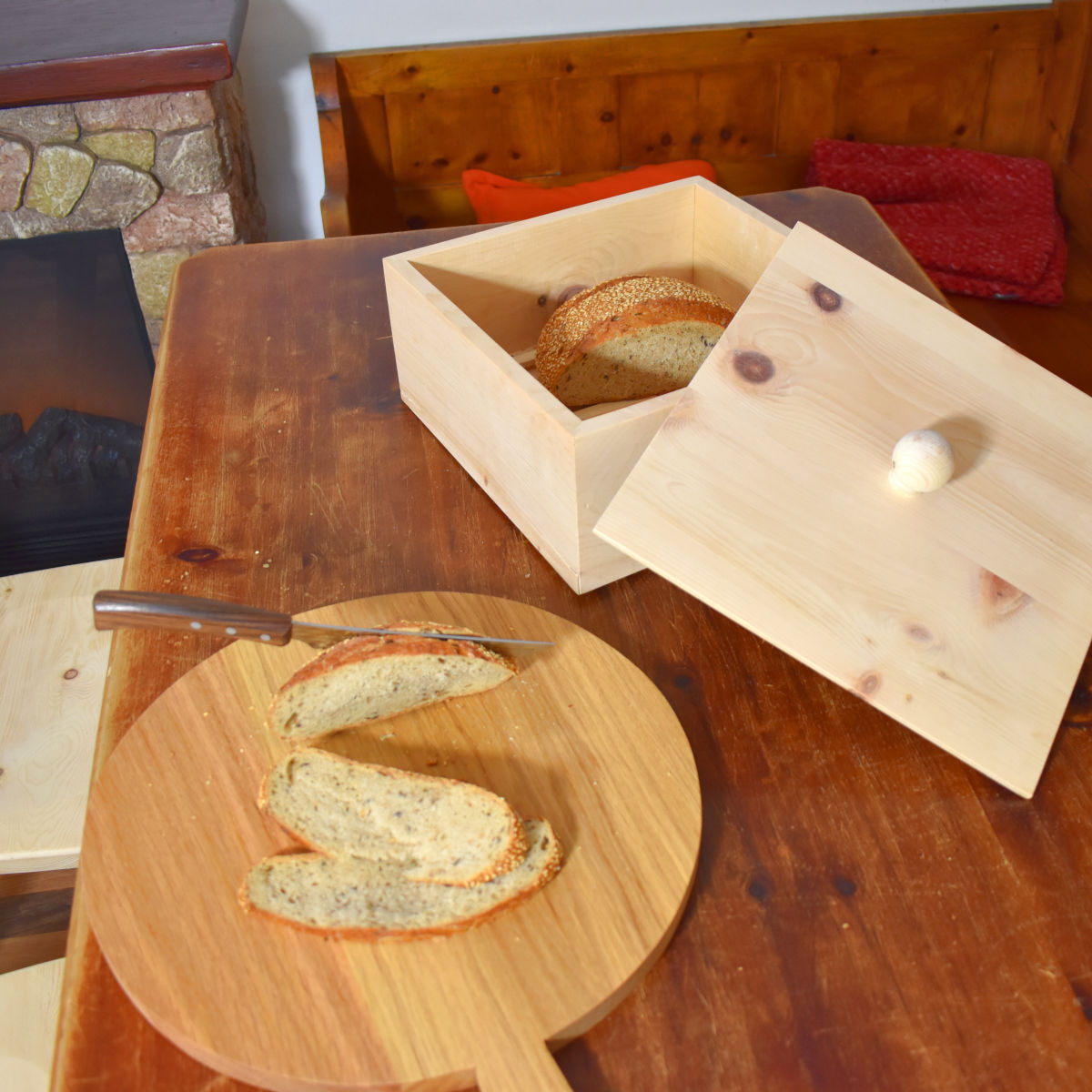 Brotkasten '4betterbread' | Zirbenholz | L 29 x B 29 x H 18 cm | inkl. Einlegegitter | Handgemacht in Österreich