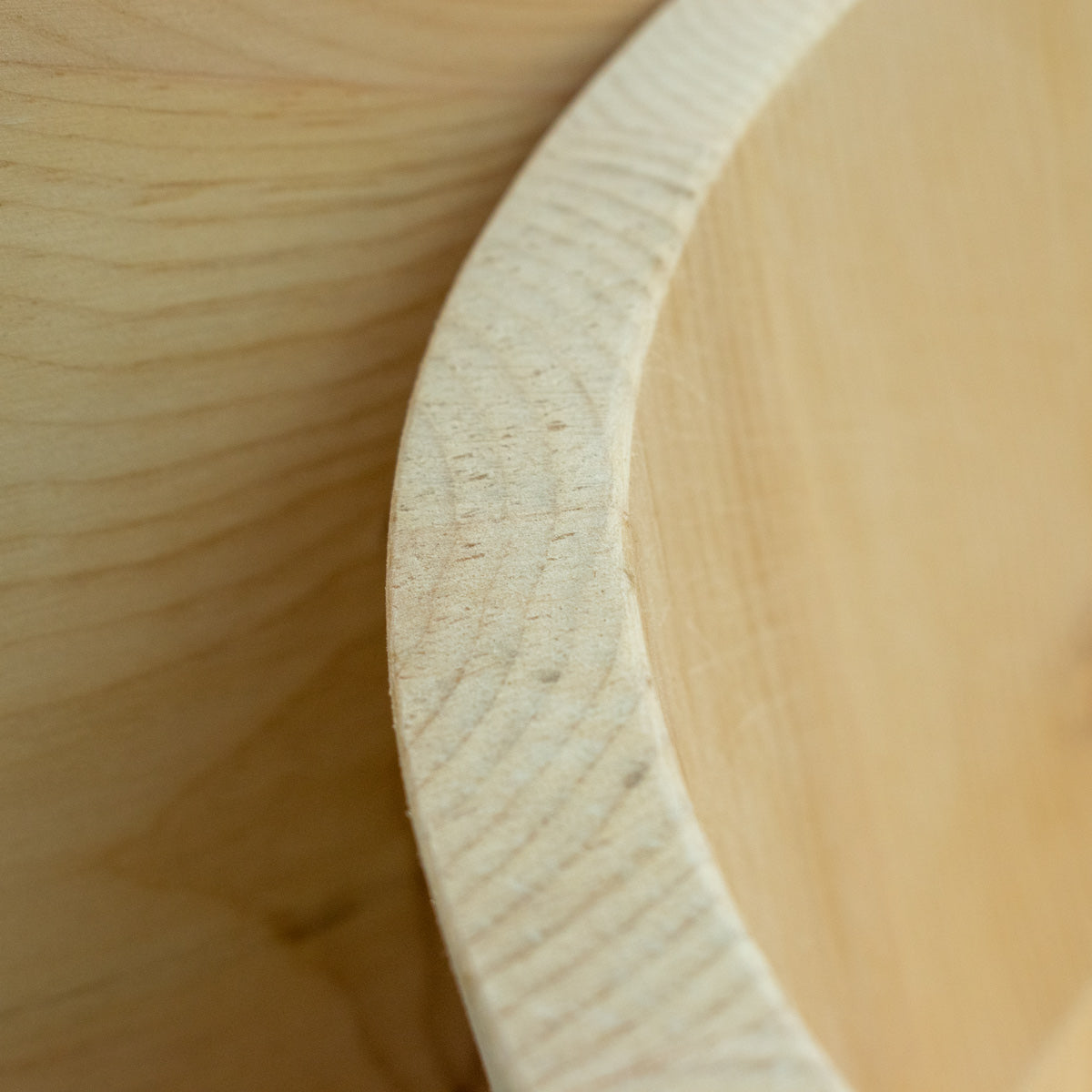 Runder Brotkasten | massives Zirbenholz | DM 35 x H 23 cm | abnehmbarem Deckel | inkl. Zirbengitter | Made in Europe