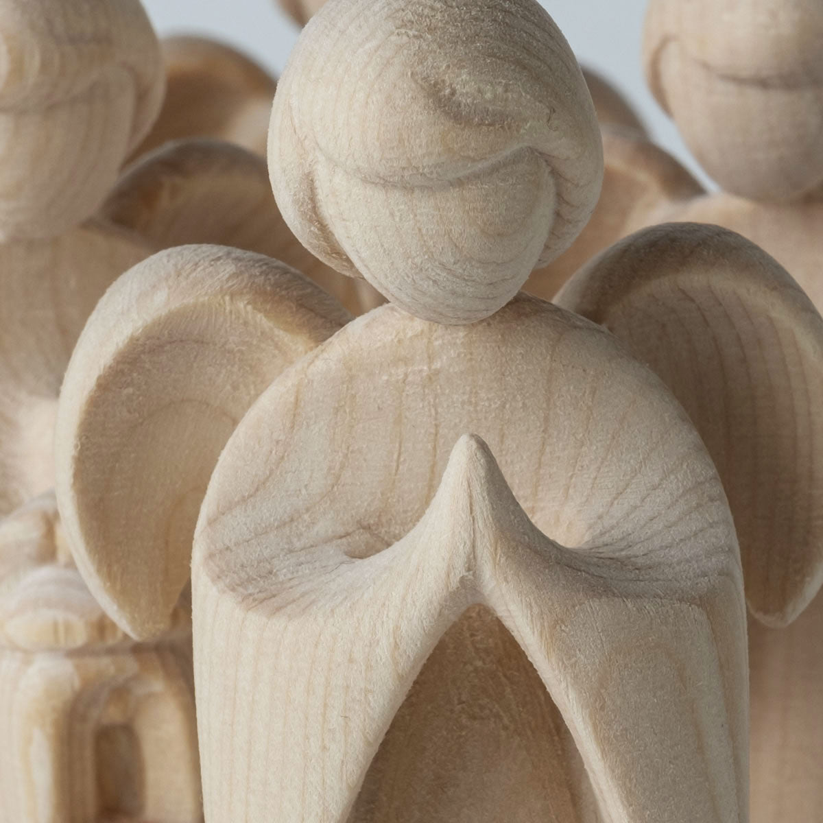Nahaufnahme betender Endeln aus Holz