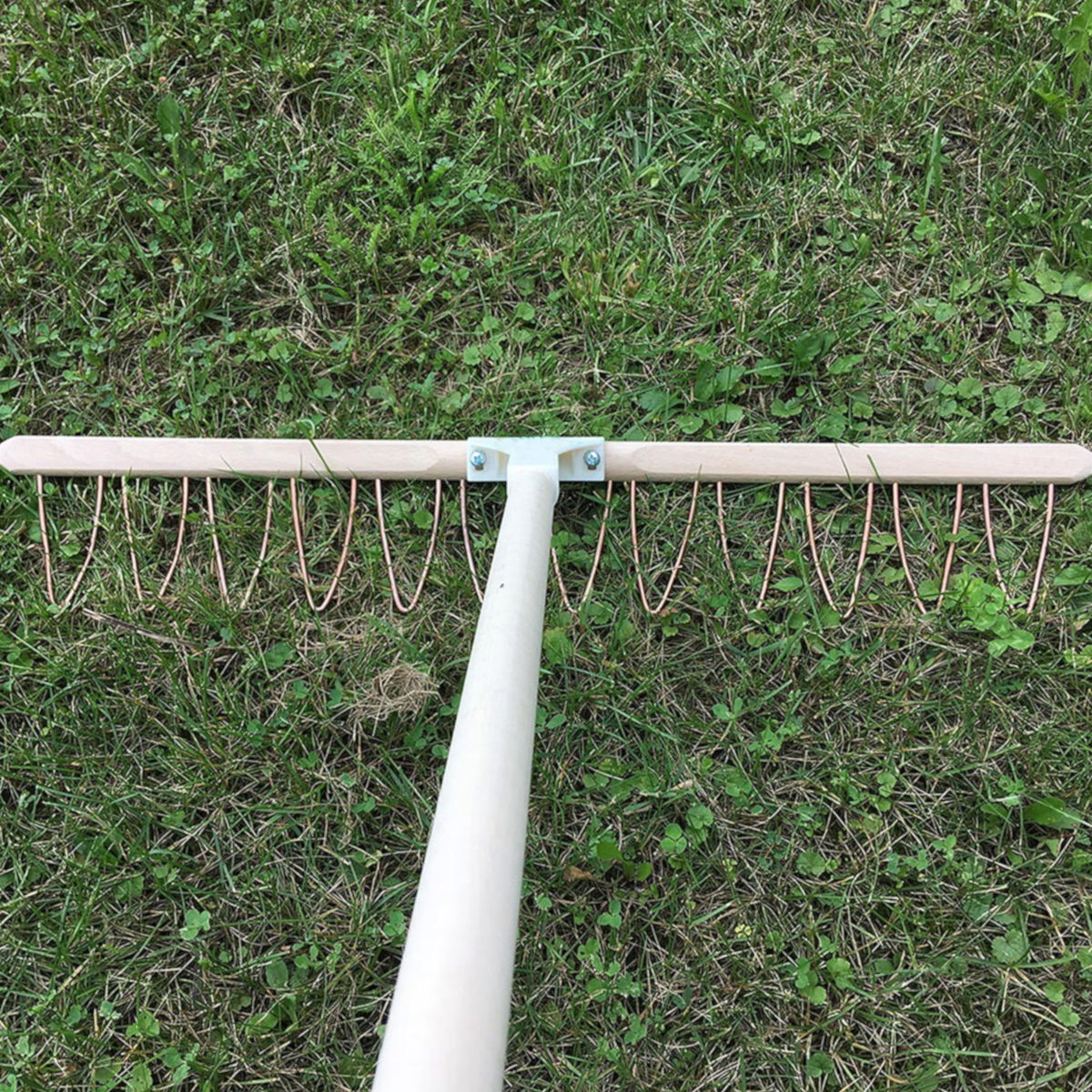 Stabiler und gleitfähiger Drahtbügelrechen 79 cm | mit 13 Zinken | Kupferdrahtbügel & Buchenjoch & Lindenholz Stiel | für Gras und Laub | Handgemacht in Österreich