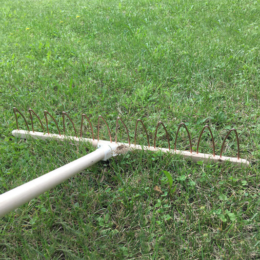 Stabiler und gleitfähiger Drahtbügelrechen 79 cm | mit 13 Zinken | Kupferdrahtbügel & Buchenjoch & Lindenholz Stiel | für Gras und Laub | Handgemacht in Österreich