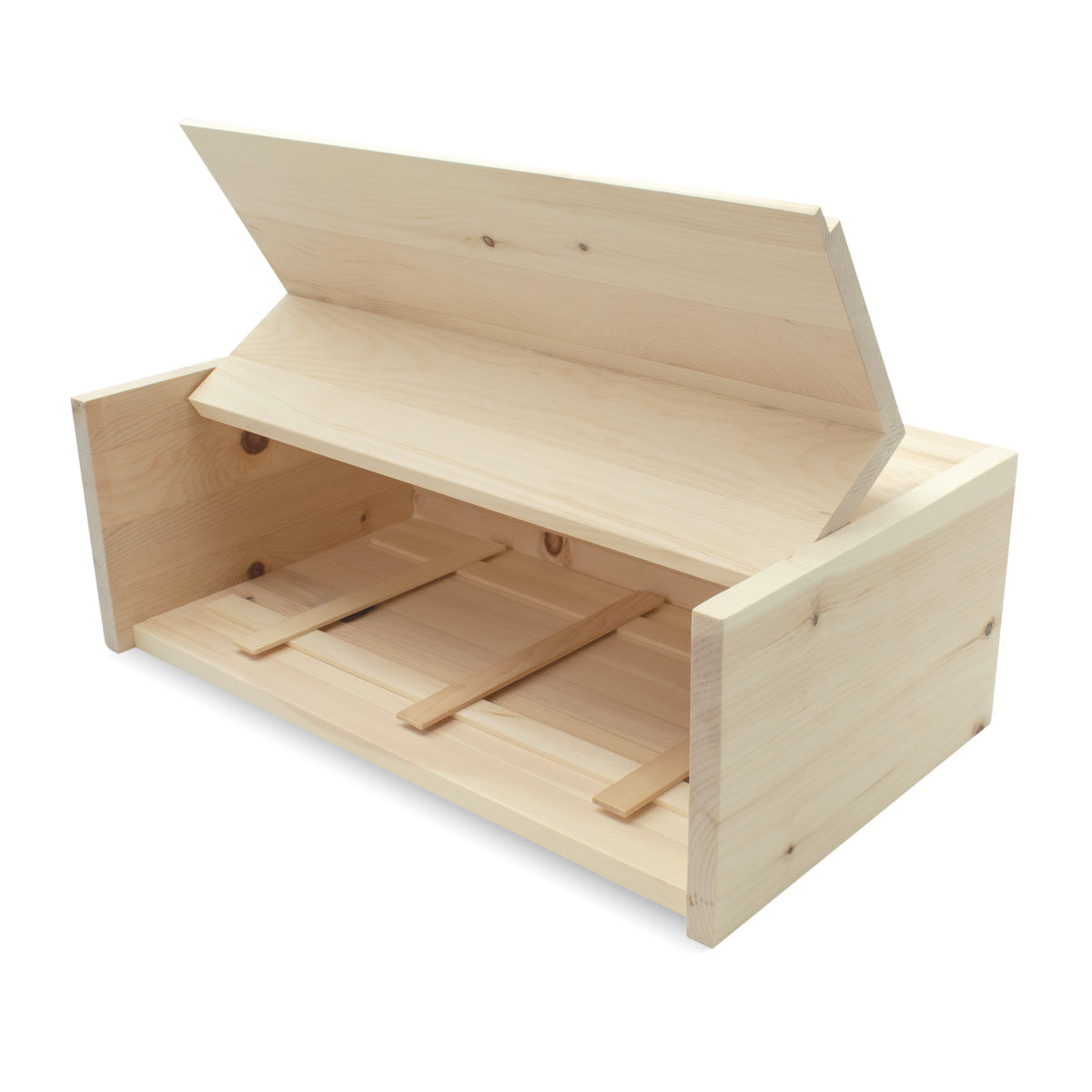 geöffneter Brotkasten aus Zirbenholz für die perfekte Brotaufbewahrung, mit Holzgitter und Leinentuch.