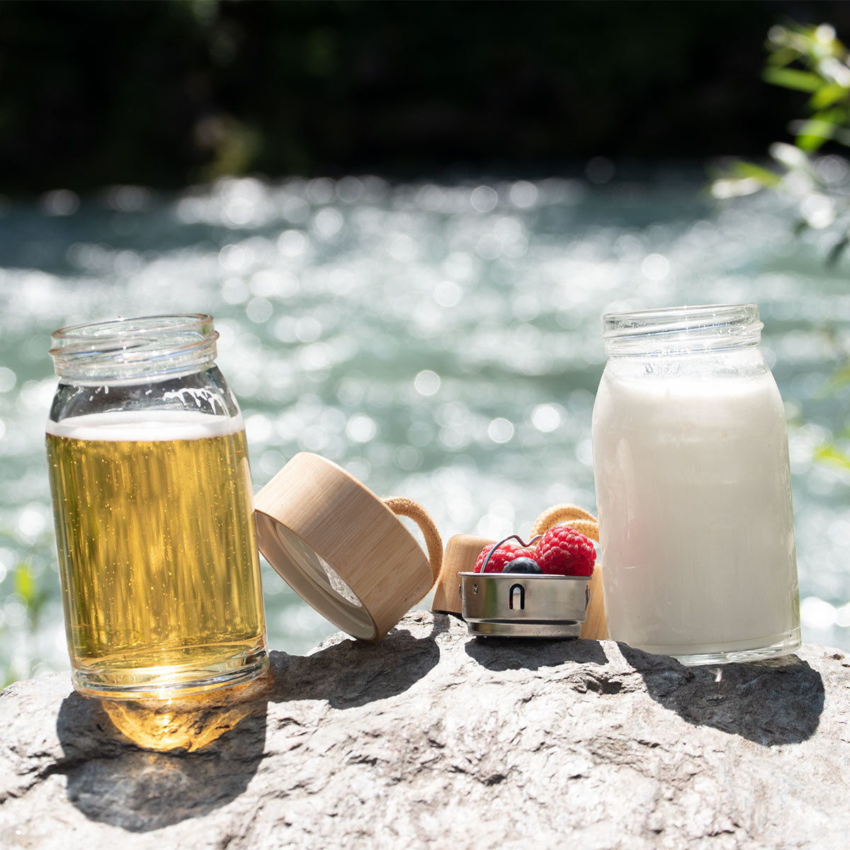 Stylische Trinkflasche ' to go' I nachhaltig aus Glas I inkl. Deckel mit Band und Metallsieb