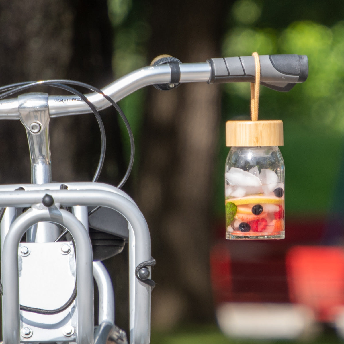 Stylische Trinkflasche ' to go' I nachhaltig aus Glas I inkl. Deckel mit Band und Metallsieb