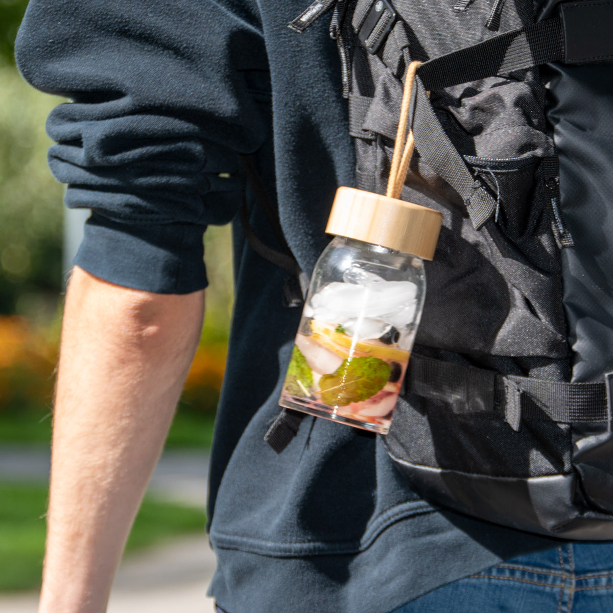 Stylische Trinkflasche ' to go' I nachhaltig aus Glas I inkl. Deckel mit Band und Metallsieb