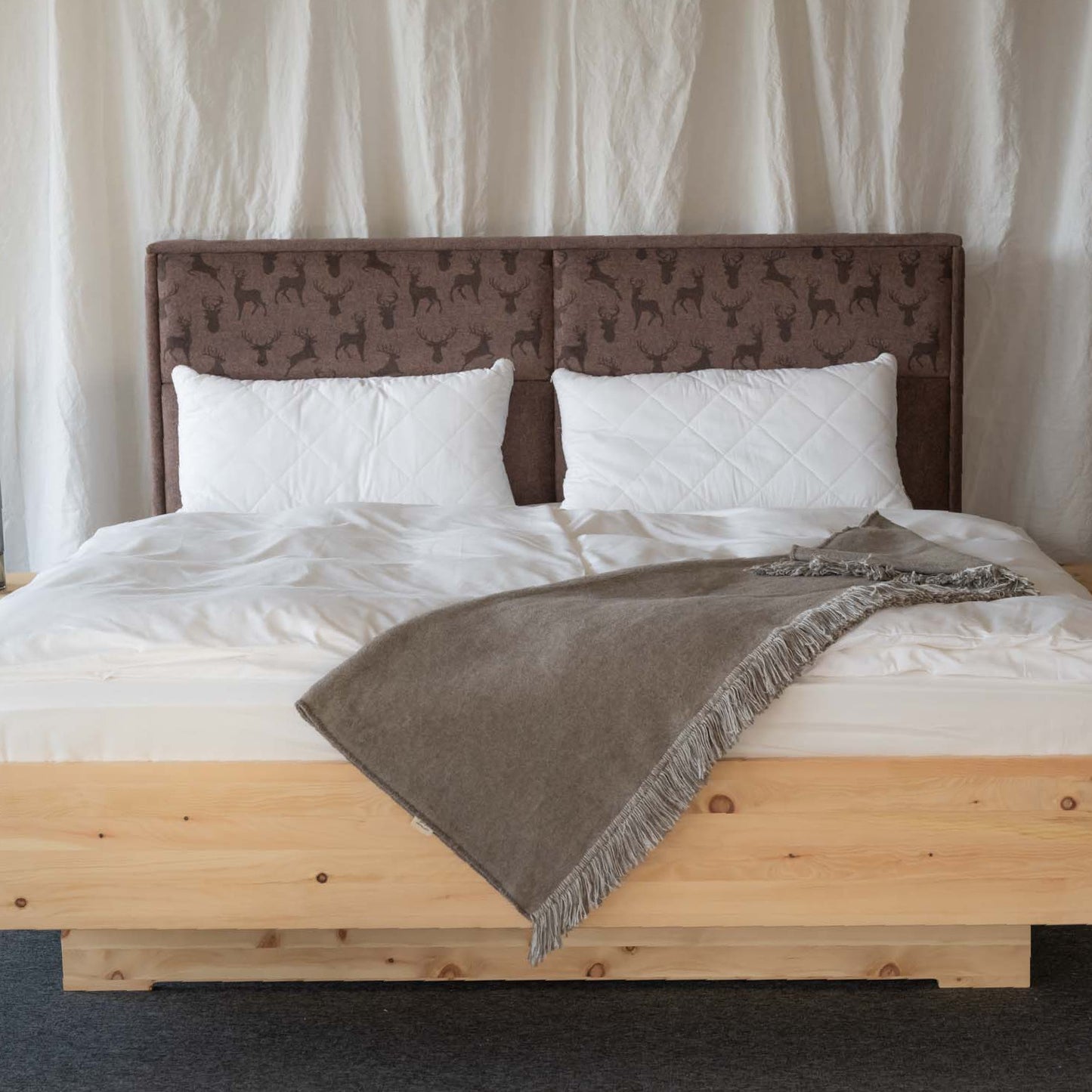 Holzduftbett "Hirsch" | Schlafen mit der Natur | massive Zirbe | B 180 x L 200 cm | Made in Austria