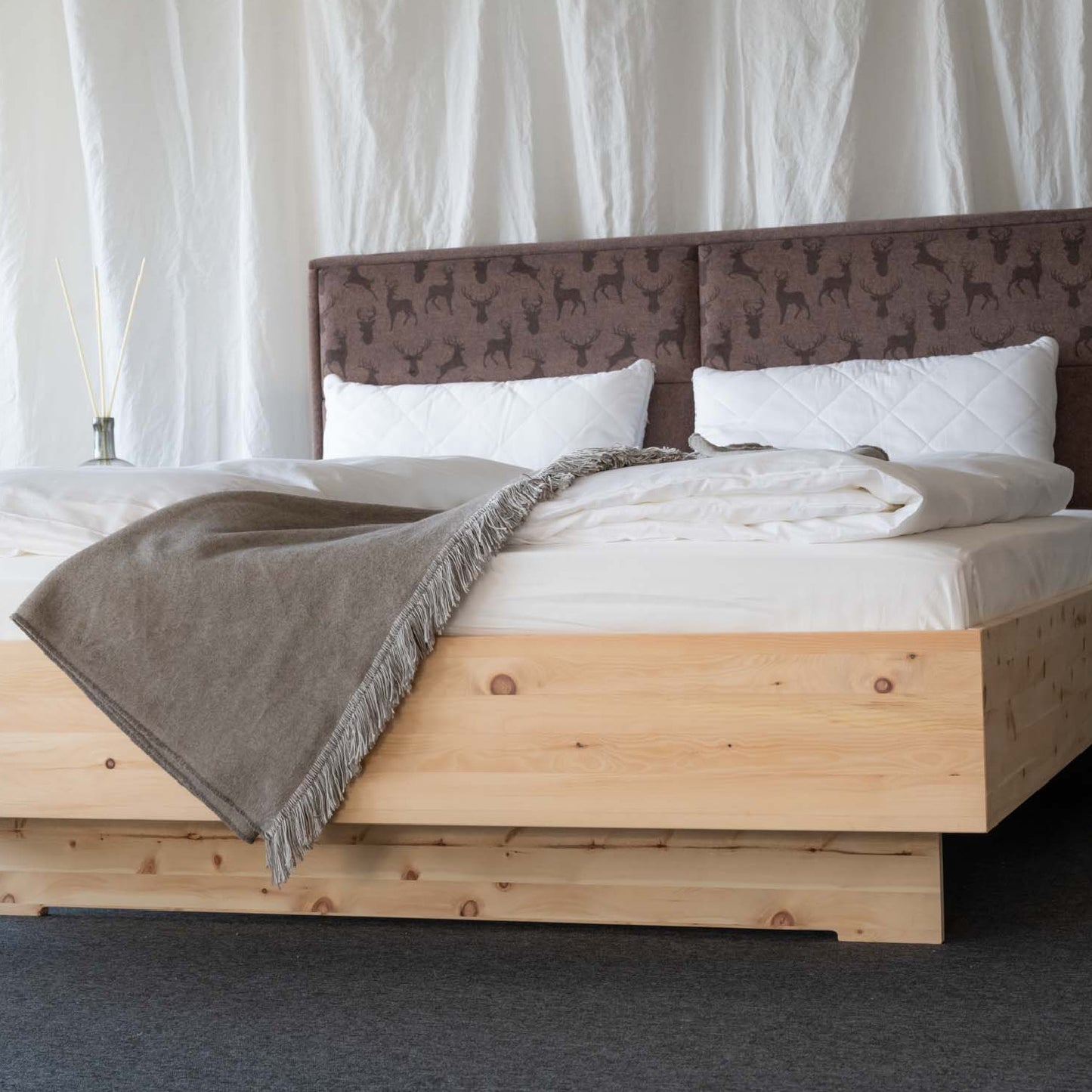 Holzduftbett "Hirsch" | Schlafen mit der Natur | massive Zirbe | B 180 x L 200 cm | Made in Austria