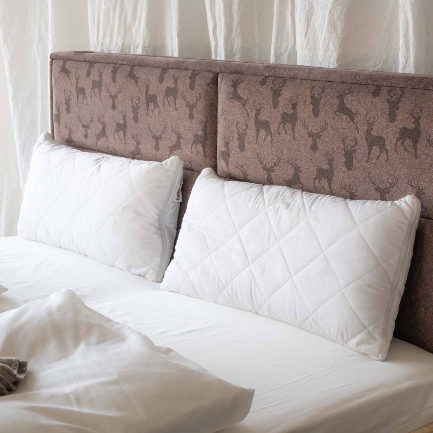 Holzduftbett "Hirsch" | Schlafen mit der Natur | massive Zirbe | B 180 x L 200 cm | Made in Austria