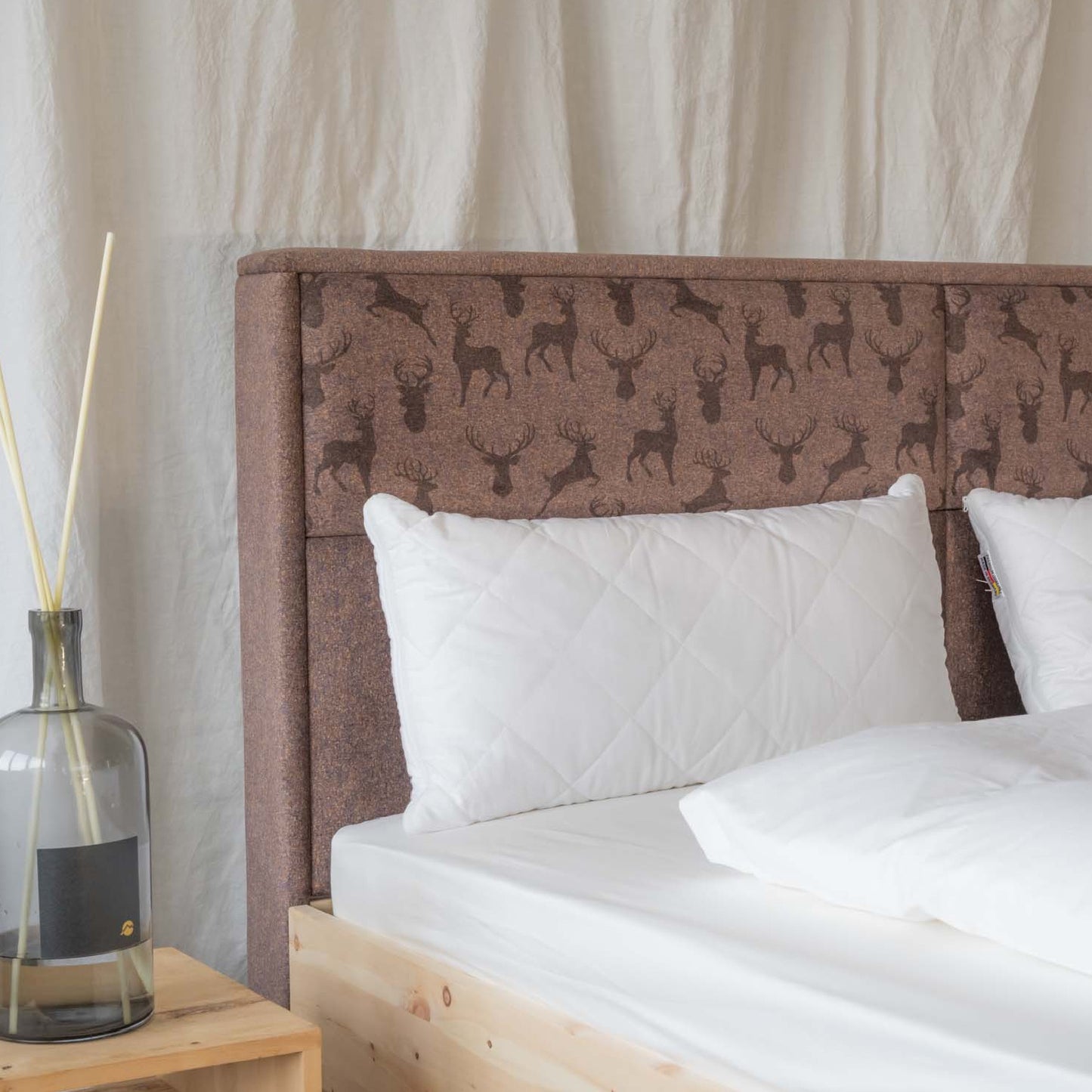 Holzduftbett "Hirsch" | Schlafen mit der Natur | massive Zirbe | B 180 x L 200 cm | Made in Austria