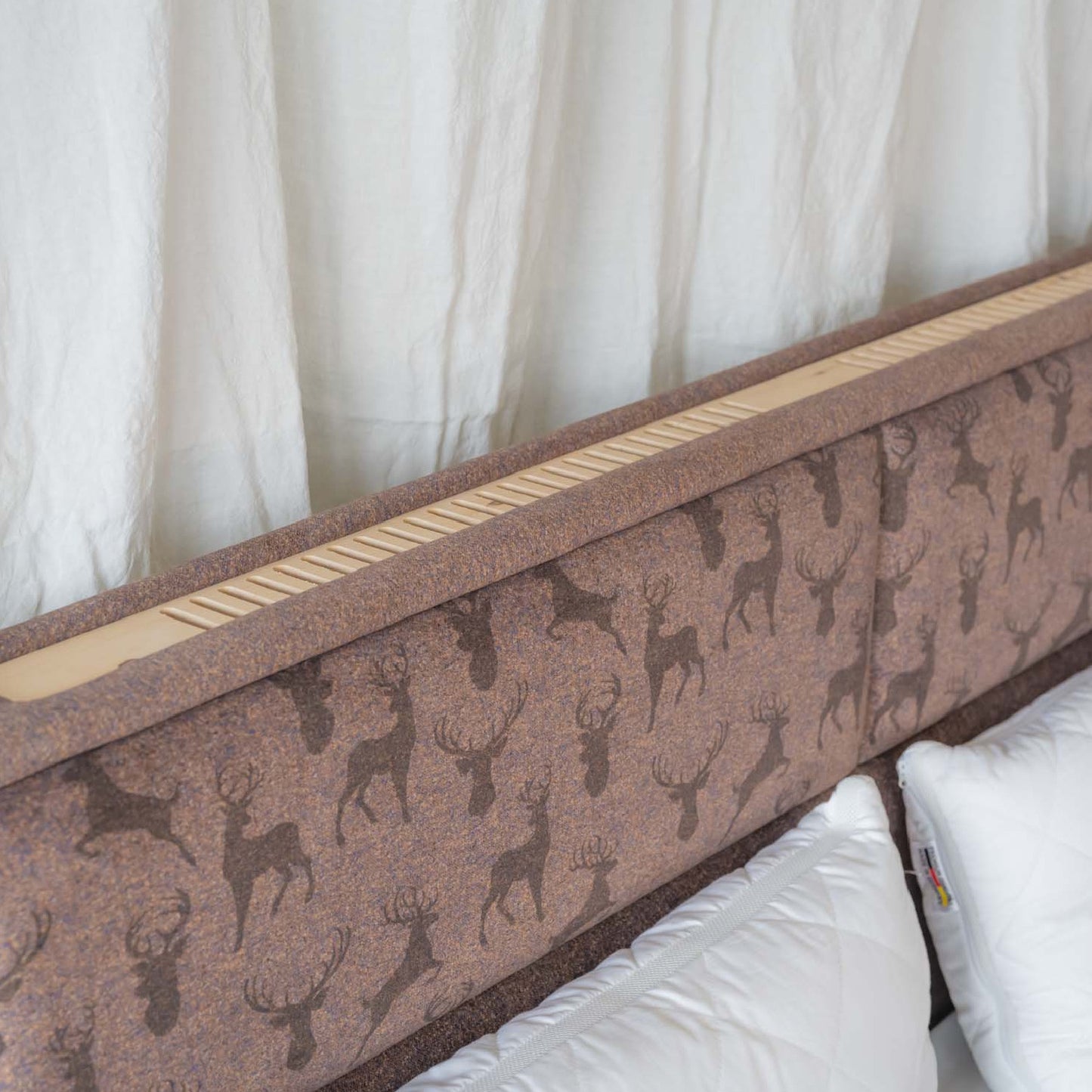 Holzduftbett "Hirsch" | Schlafen mit der Natur | massive Zirbe | B 180 x L 200 cm | Made in Austria