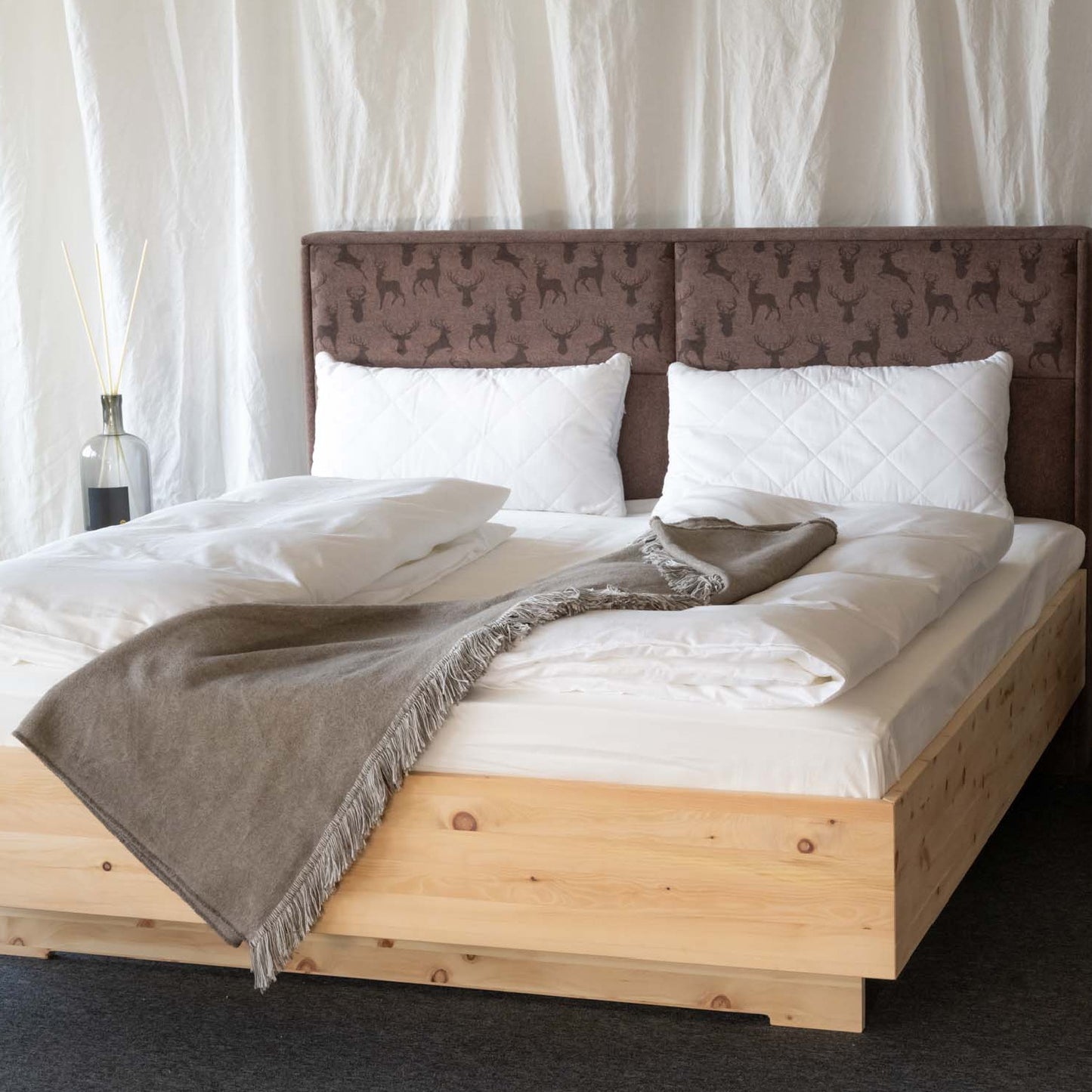Holzduftbett "Hirsch" | Schlafen mit der Natur | massive Zirbe | B 180 x L 200 cm | Made in Austria