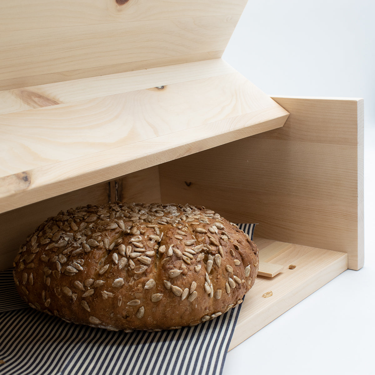 Brotkasten mit Klappe | inkl. Zirbenholz-Gitter und Bienenwachstuch | L 45 x H 16 x B 25 cm | 100% Zirbenholz | Echtes Handwerk