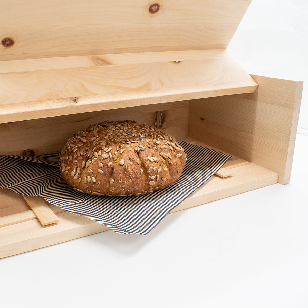 Brotkasten mit Klappe | inkl. Zirbenholz-Gitter und Bienenwachstuch | L 45 x H 16 x B 25 cm | 100% Zirbenholz | Echtes Handwerk