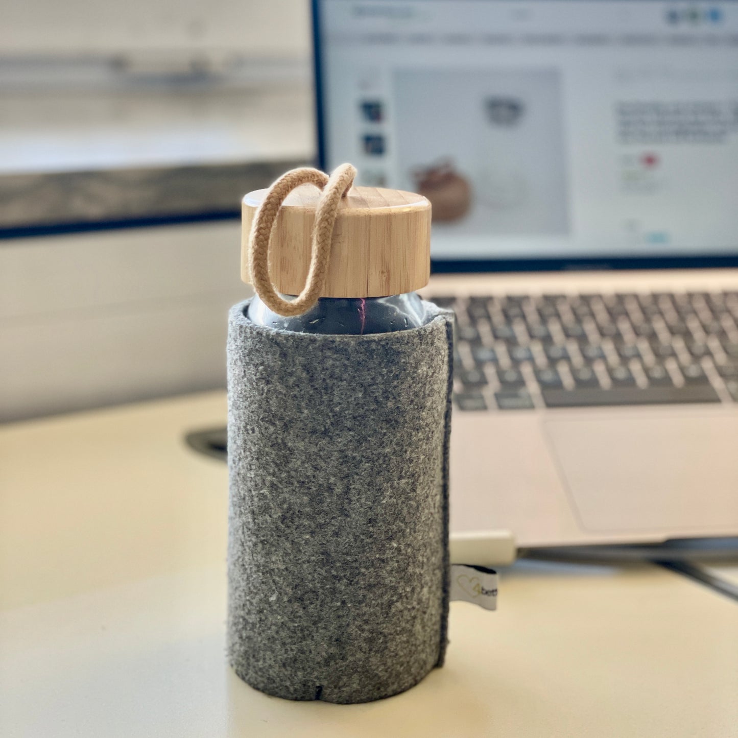 Stylische Trinkflasche ' to go' I nachhaltig aus Glas I inkl. Deckel mit Band und Metallsieb