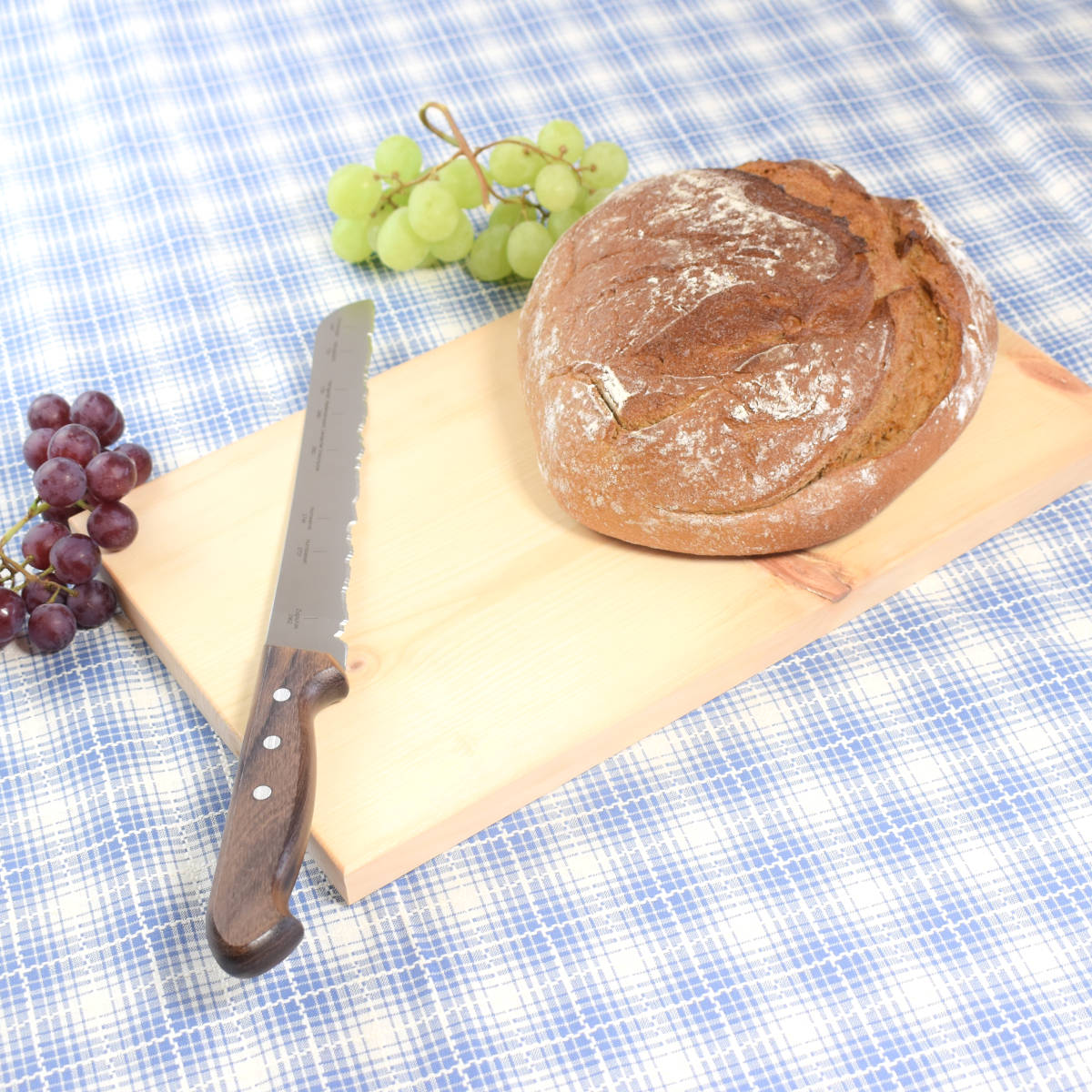 Brotmesser 'Zugspitze' | mit Panoramaschliff | handgemacht | aus Rockwell-Stahl mit Nussholzgriff | Made in Schwitzerland