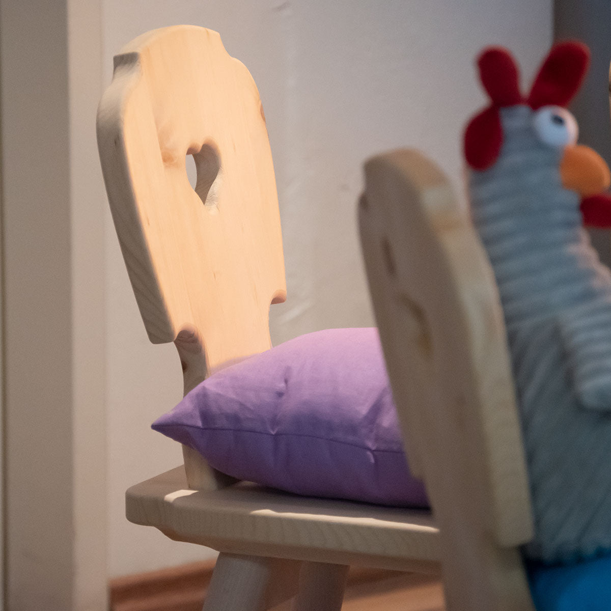 Kinder Sitzgruppe ‘Sweetheart’ | Zirbenholz roh | 1 Tisch L 70 x B 70 x H 63 und 4 Stühle B 30 x T 28 x H 63 cm | Made in Südtirol