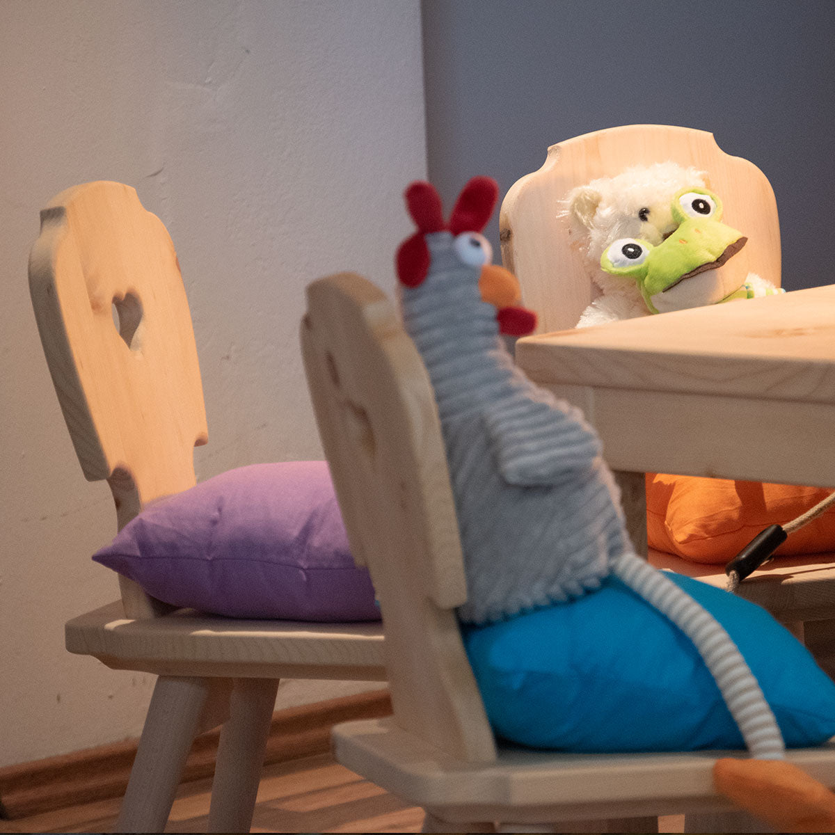 Kinder Sitzgruppe ‘Sweetheart’ | Zirbenholz roh | 1 Tisch L 70 x B 70 x H 63 und 4 Stühle B 30 x T 28 x H 63 cm | Made in Südtirol