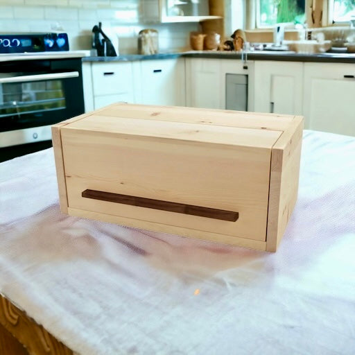 Brotbox aus Zirbenholz für die perfekte Brotaufbewahrung, mit Nussholz Griff.