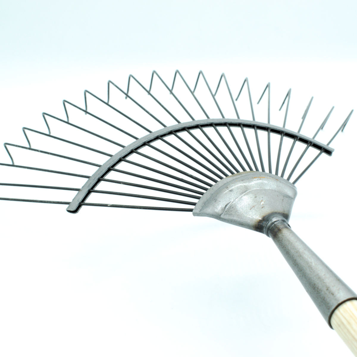 Rasen- und Laubrechen 'Krafts' | handgeschmiedetes Stahl | 20 Zinken | Eschenholzstiel ergonomisch 150 cm | plastikfrei | Handarbeit aus Deutschland