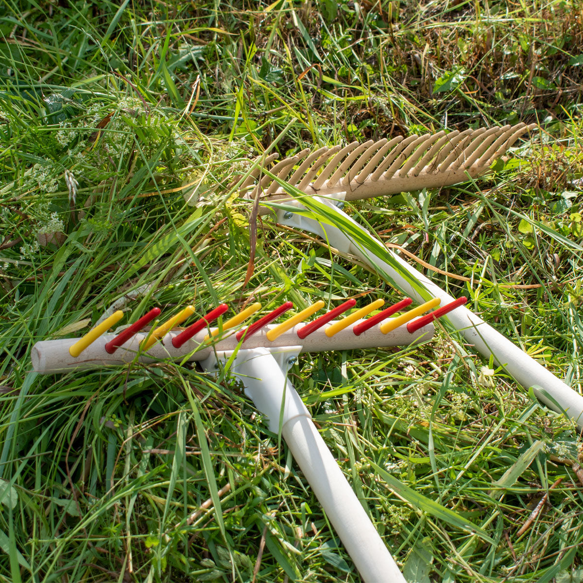 Hochwertiger Rasenrechen | 28 Kunststoffzinken | 67 cm Buchen-Rechenhaupt | 180 cm Lindenholzstiel | Made in Austria