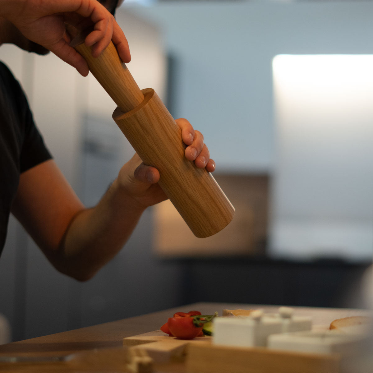 Salz- oder Pfeffermühle mit Porzellanmahlwerk | hoch | in verschiedenen Holzarten | mit Magnetkappe | DM 6 x H 29 cm