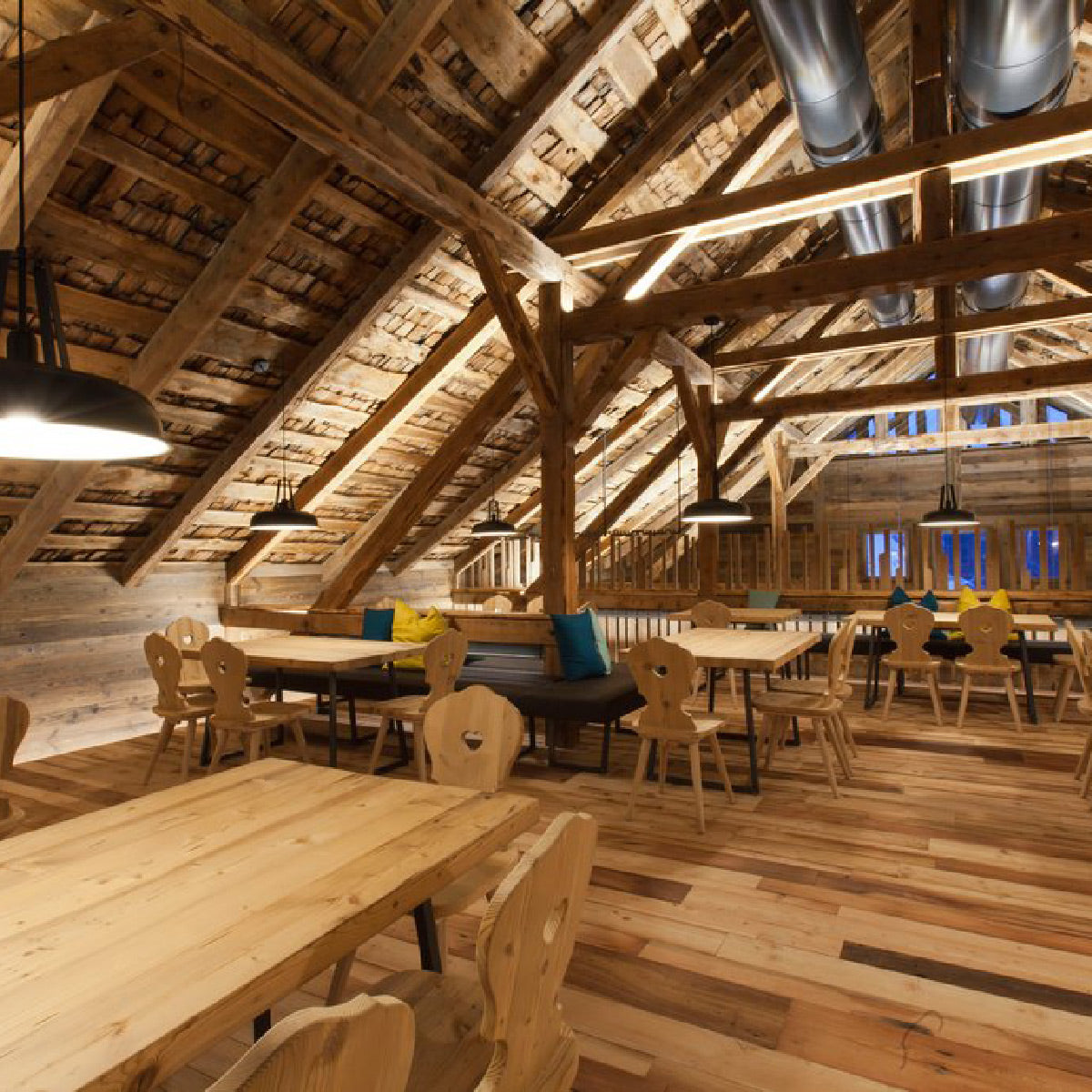 Großer Gastraum in Holz gehalten mit Bauernstühlen aus Zirbenholz