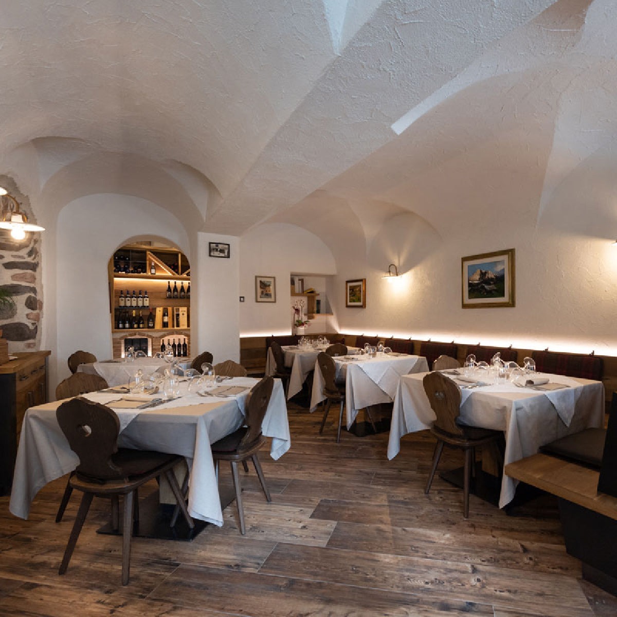 Modernes Restaurant im Bauernhausstil und Holzstühlen aus Zirbe