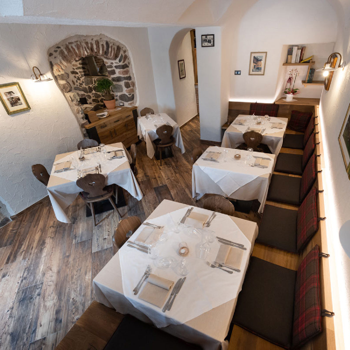 Modernes Restaurant im Bauernhausstil und Holzstühlen aus Zirbe