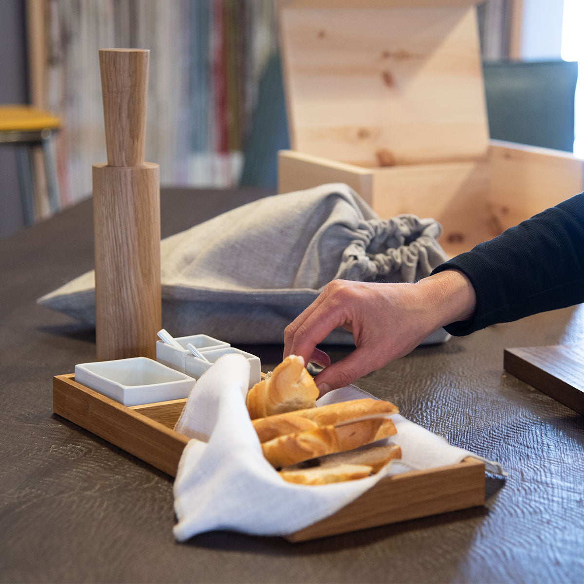 Salz- oder Pfeffermühle mit Porzellanmahlwerk | hoch | in verschiedenen Holzarten | mit Magnetkappe | DM 6 x H 29 cm
