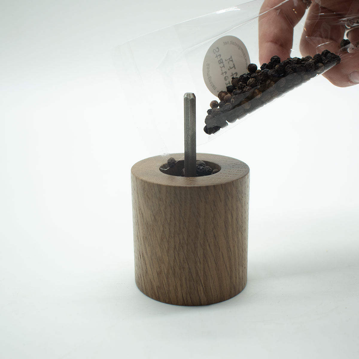Salz- oder Pfeffermühle mit Porzellanmahlwerk | nieder | in verschiedenen Holzarten | mit Magnetkappe | DM 6 x H 11 cm