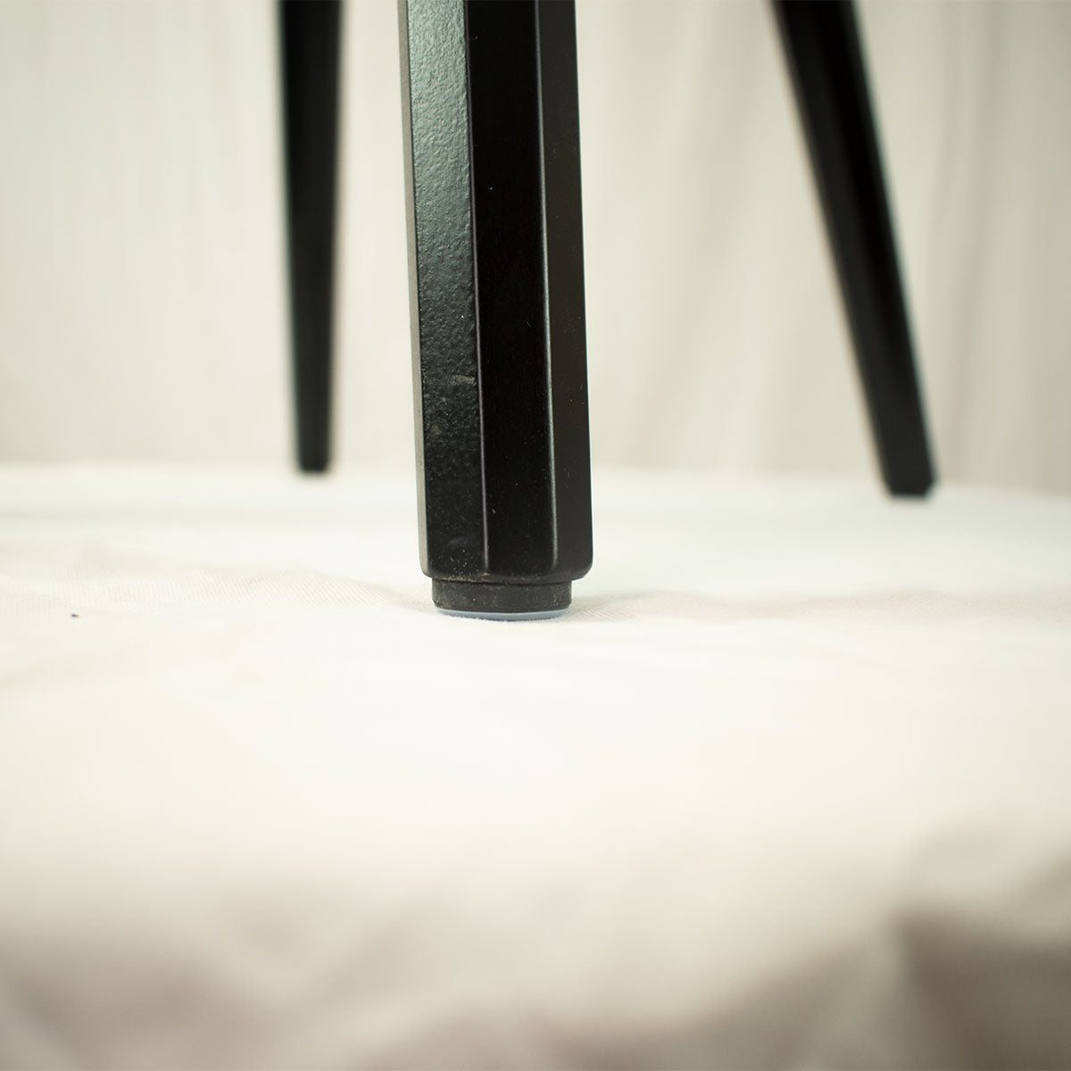 Eleganter Stuhl  'Black or White' | Vollholz | deckend lackiert | Griff herzförmig | in Schwarz oder Weiß erhältlich