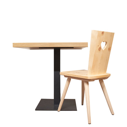 Schlichter Massivholz Tisch ‘Kurt’ in Eiche geölt  mit quadratischem Metallsäulengestell aus pulverbeschichtetem Eisen | Made in Südtirol