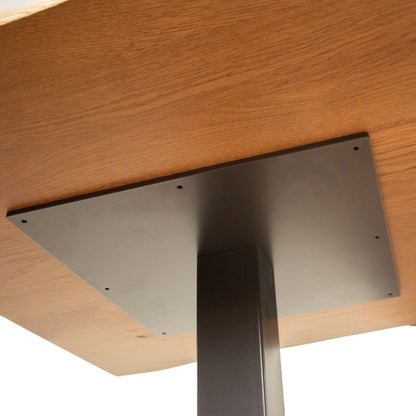 Schlichter Massivholz Tisch ‘Kurt’ in Eiche geölt  mit quadratischem Metallsäulengestell aus pulverbeschichtetem Eisen | Made in Südtirol