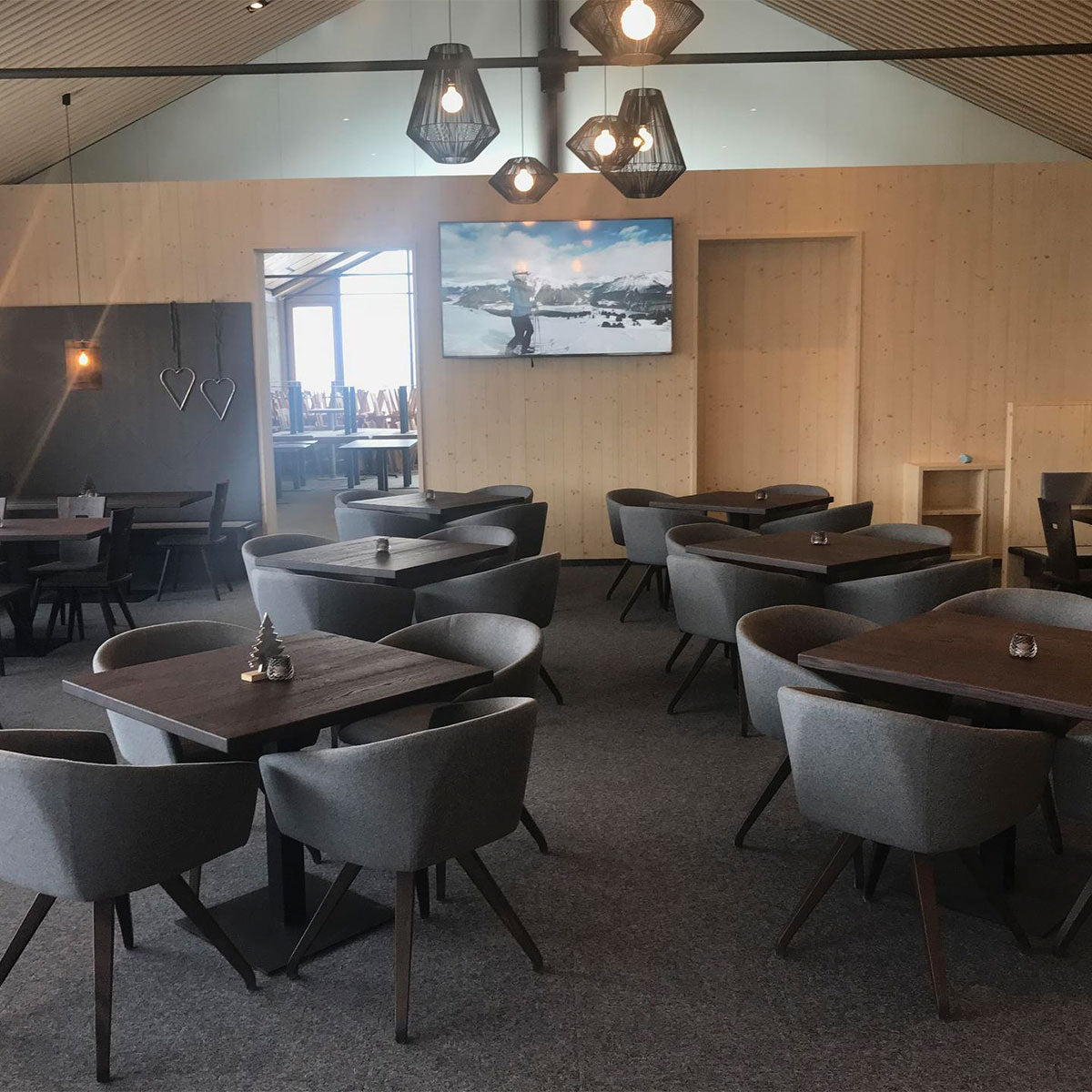 Schlichter Massivholz Tisch ‘Kurt’ in Eiche geölt  mit quadratischem Metallsäulengestell aus pulverbeschichtetem Eisen | Made in Südtirol