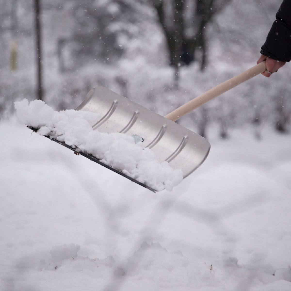 Schneeschaufel mit langem Stiel