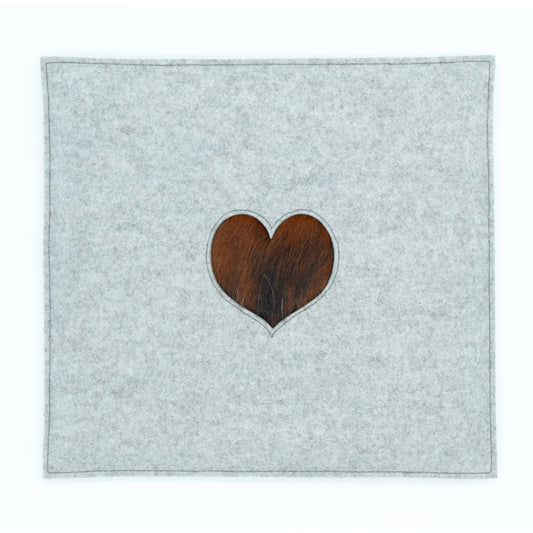 Stylisches Sitzkissen aus Filz mit Motiv ‘Cozy’ herz_hellgrau
