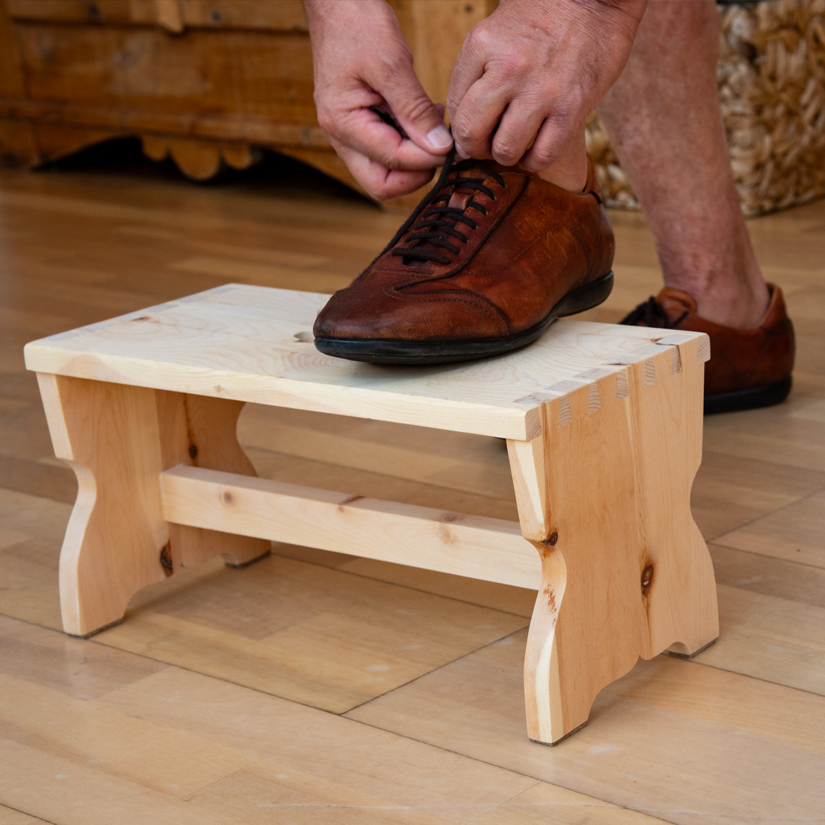Schemel aus Zirbenholz | Tischlerhandwerk aus der Steiermark | 40x20 cm