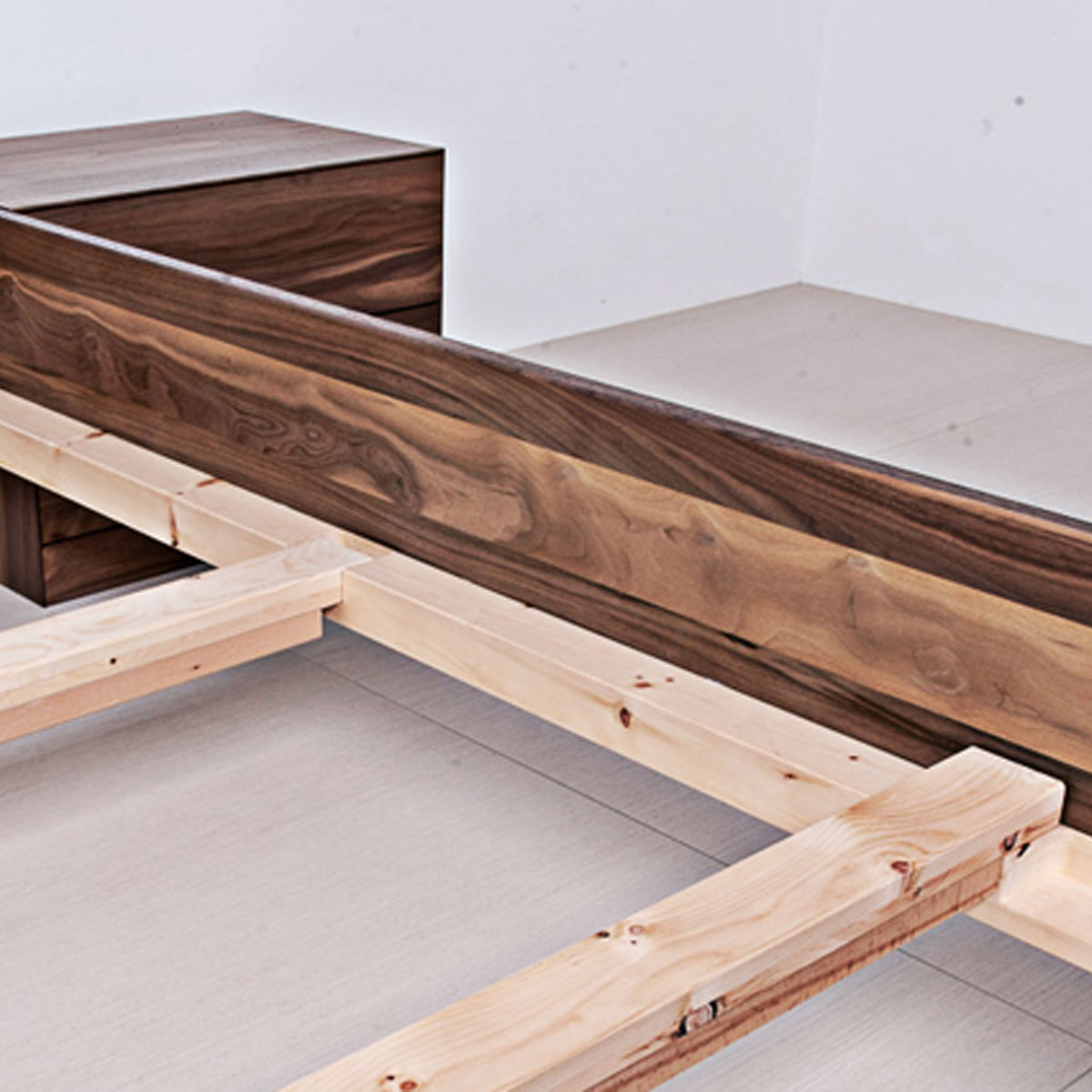 Klassisches Massivholzbett 'Style' -  90x200 Astfichte mit Wasserlack behandelt