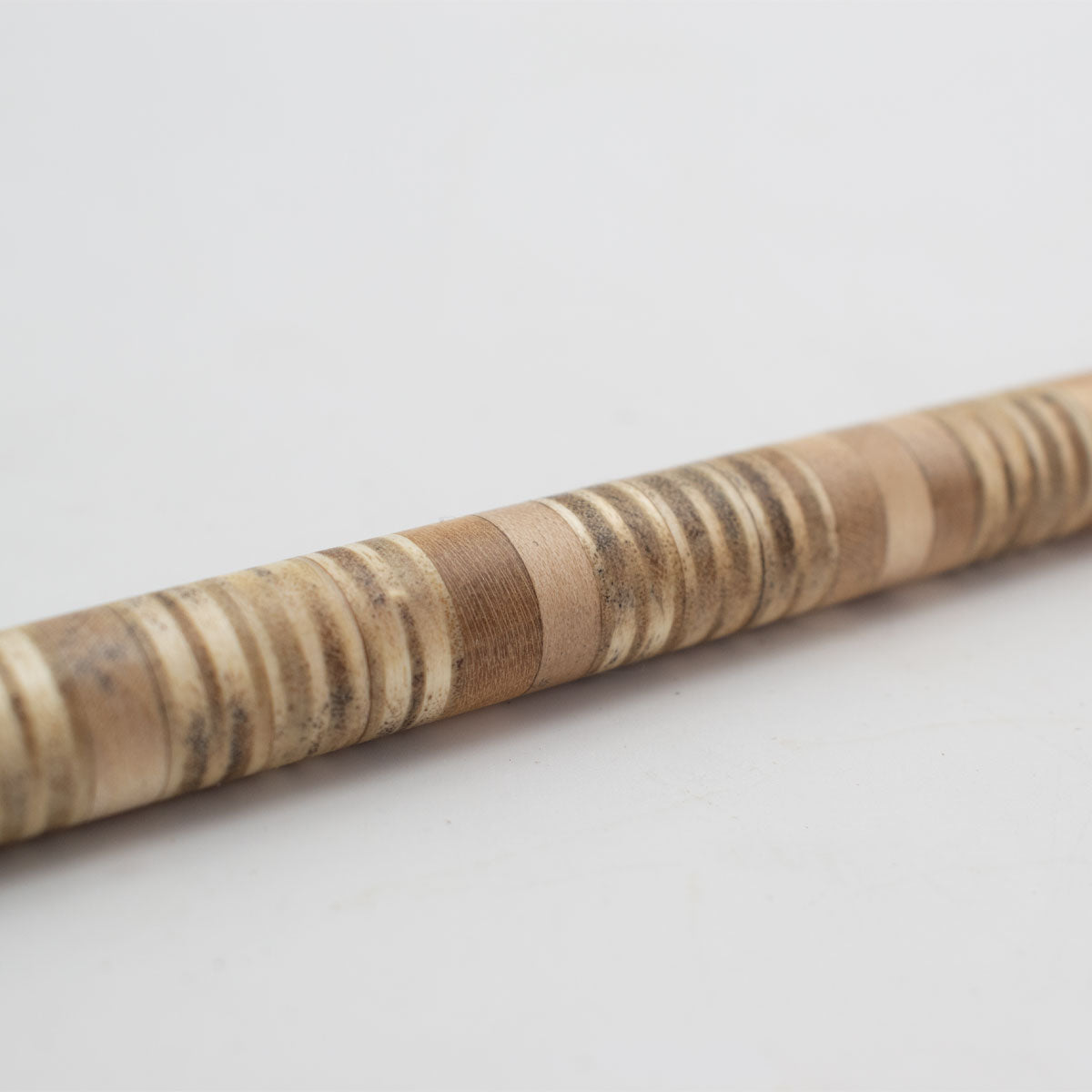 Unverwechselbarer Kugelschreiber 'Patchwork' aus verschiedensten Holzstücken im Streifenlook mit hochwertiger Apfelleder Hülle