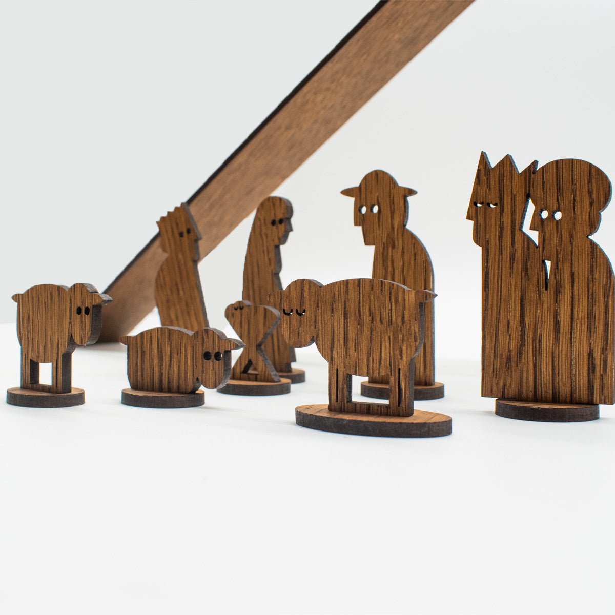 Moderne Holzkrippe ‘Einfach Weihnachten’ | 10-teilig | Eiche dunkel gebeizt | zum Zusammenstecken | Made in Germany