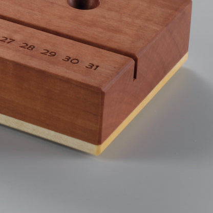 Hochwertiger Kalender 18,6 x 6,2 x 22 cm 'Classy' Kirschholz