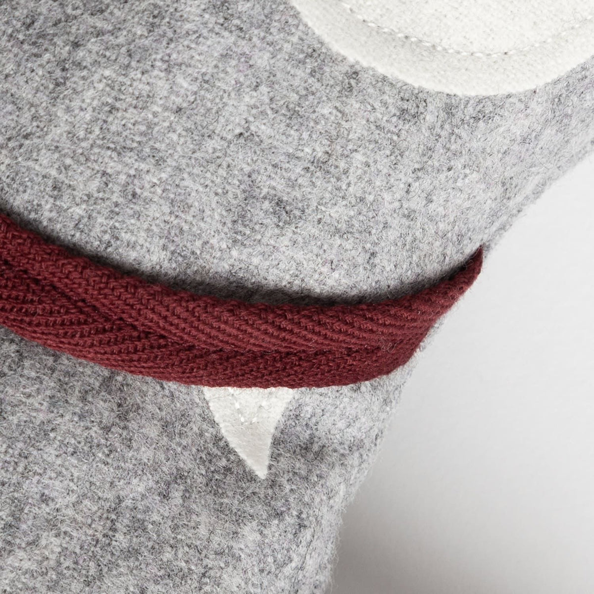 Kuscheltier | Bergmonster 'Rocky' | Merinoloden | Zirbenholzgranulat | grau | L 18 x H 31 x T 6 cm