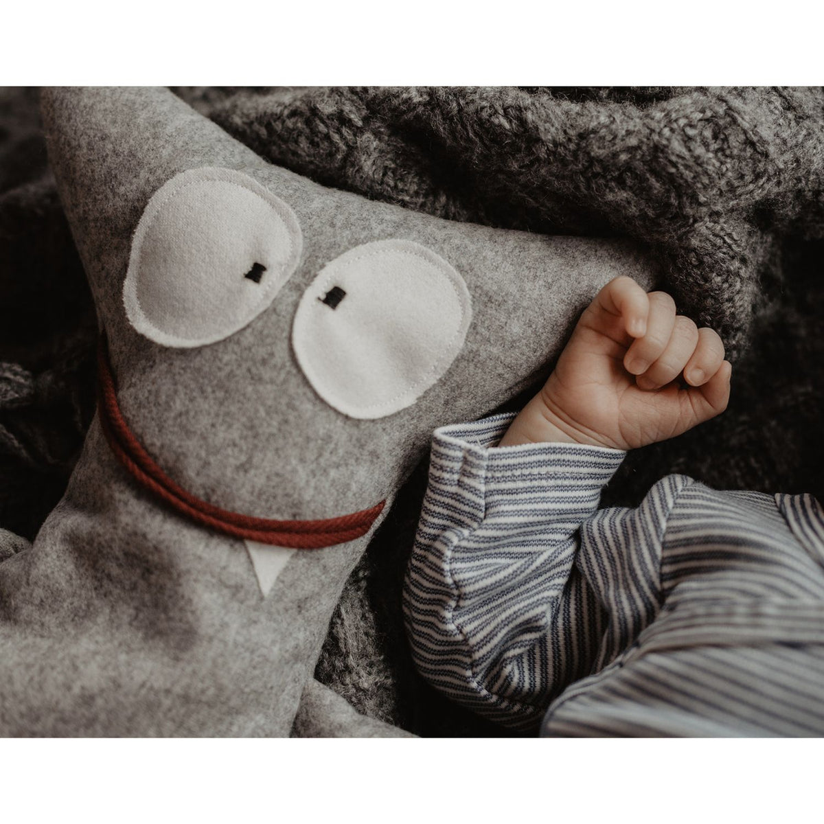 Kuscheltier | Bergmonster 'Rocky' | Merinoloden | Zirbenholzgranulat | grau | L 18 x H 31 x T 6 cm