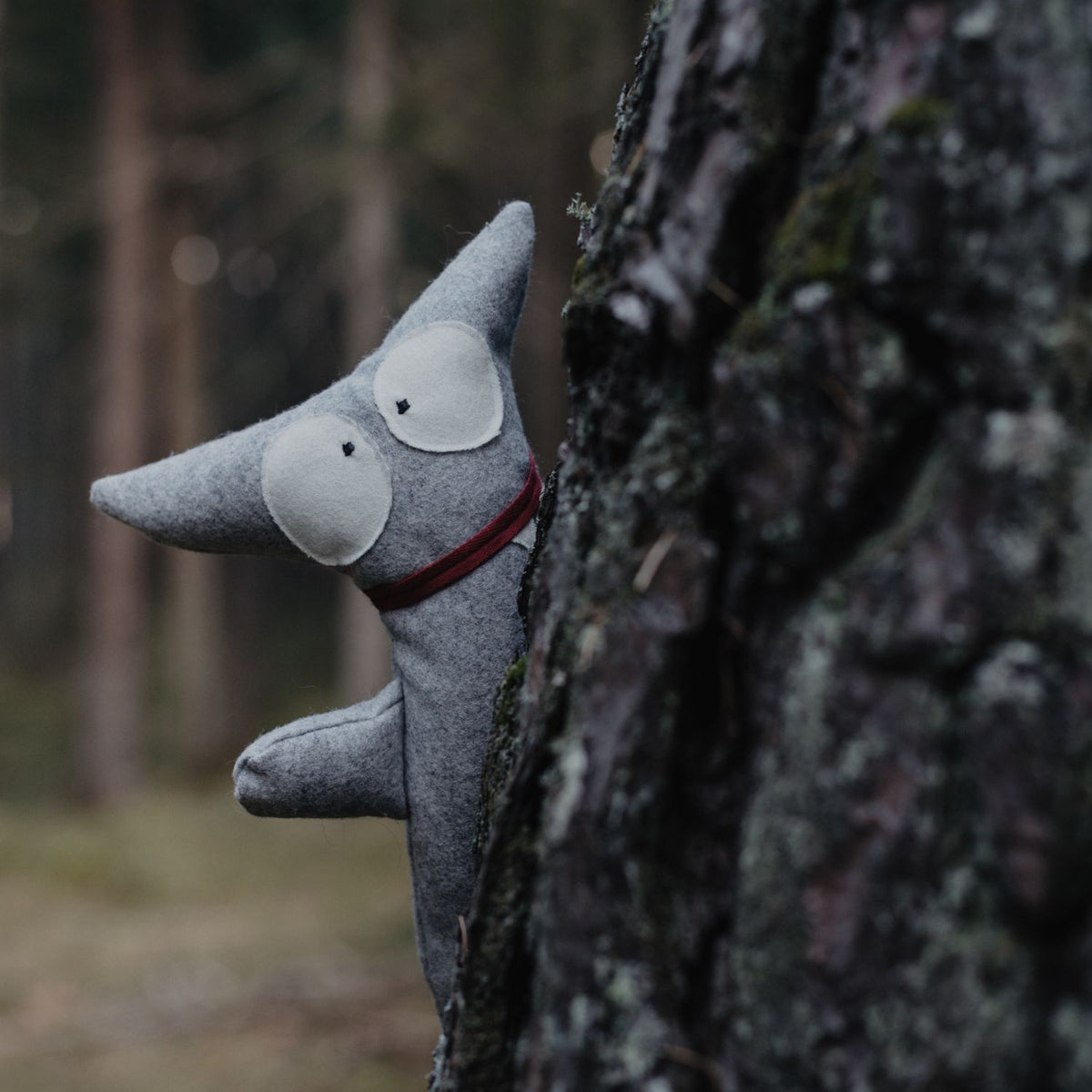 Kuscheltier | Bergmonster 'Rocky' | Merinoloden | Zirbenholzgranulat | grau | L 18 x H 31 x T 6 cm